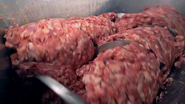 大绞肉机切很多肉。
