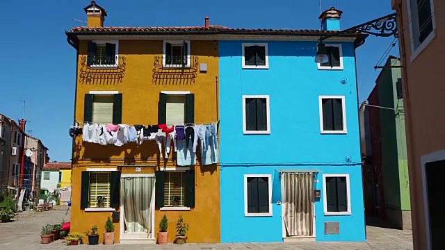 Burano,威尼斯,意大利。街道上有五颜六色的房子，正面有洗衣房