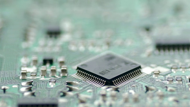 微距镜头拍摄PCB板微电路，小车滑动