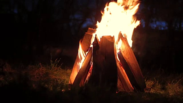 篝火在夜晚燃烧，篝火在漆黑的秋夜温暖