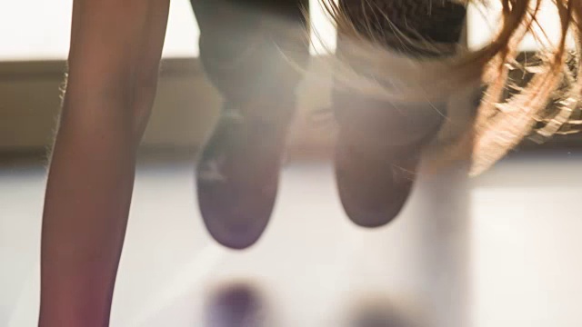 专注于健身女性的地板运动训练