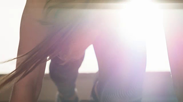 详情图-专注于健身女性的地板运动训练