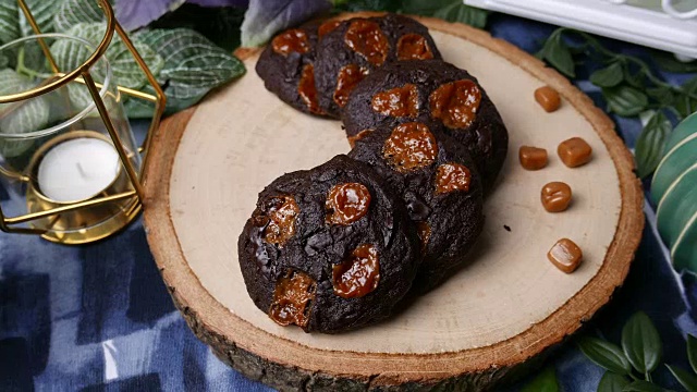 白色盘子上的巧克力松饼纸杯蛋糕。