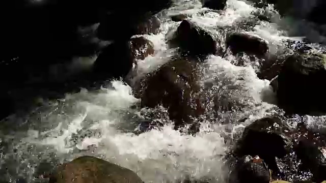 水从岩石中奔流而下