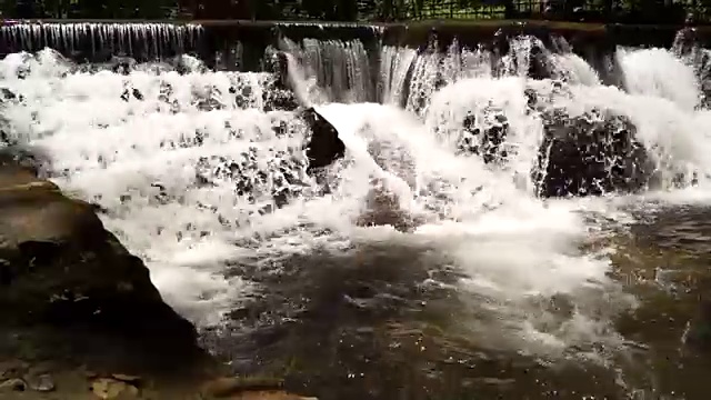 水从岩石中奔流而下