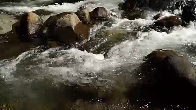 水从岩石中奔流而下