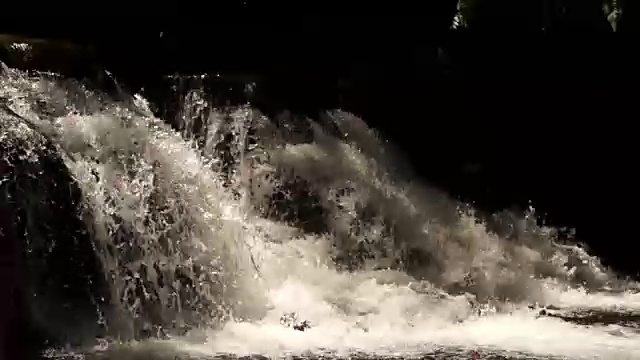水从岩石中奔流而下