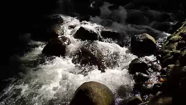 水从岩石中奔流而下