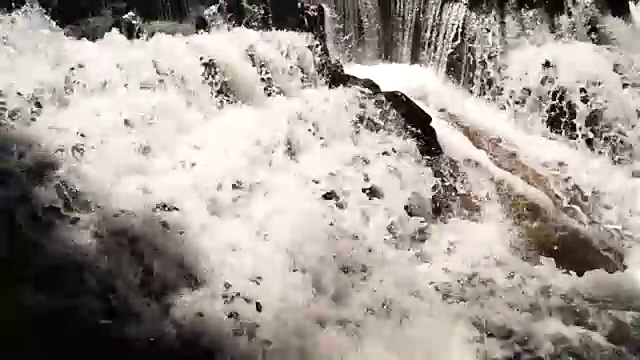 水从岩石中奔流而下