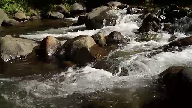 水从岩石中奔流而下