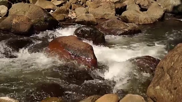 水从岩石中奔流而下