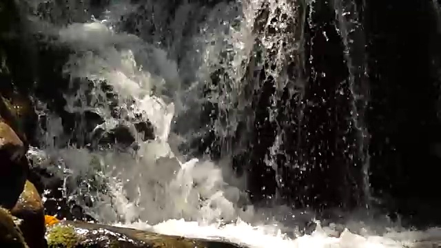 水从岩石中奔流而下