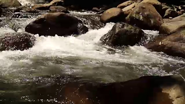 水从岩石中奔流而下