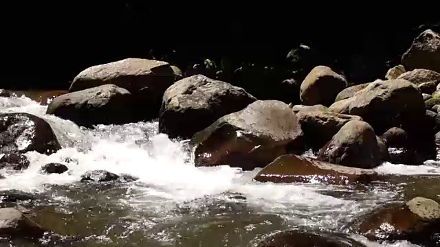 水从岩石中奔流而下