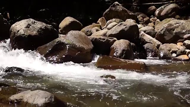 水从岩石中奔流而下