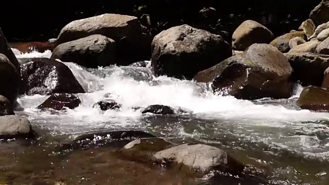 水从岩石中奔流而下