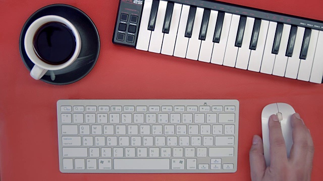 手动弹奏MIDI控制器键盘合成器。DJ音乐家创造了一个新的轨道。前视图。极简主义