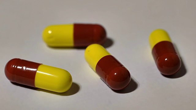 把注意力集中在红色和黄色药片上