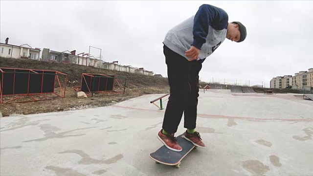 滑板少年男子在滑板公园极限运动在慢镜头4K。拍摄于Gopro 6黑色