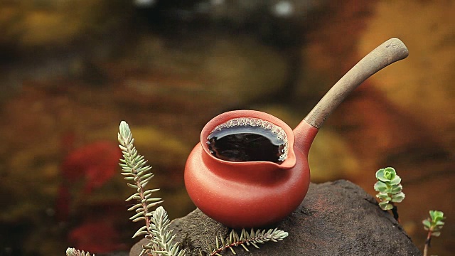 中国红茶与奔流的河流背景