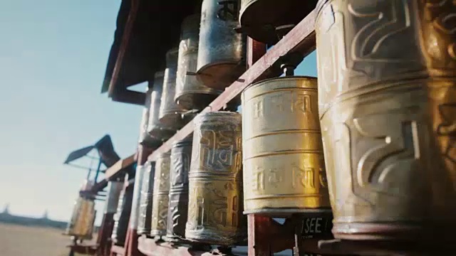 在蒙古的一座寺庙里捻着佛教的祈祷鼓。