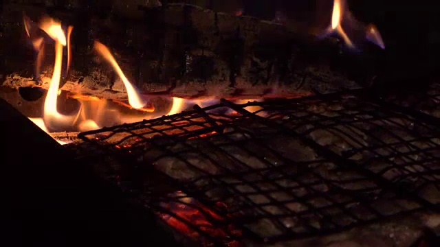 夜间烧烤，多汁的肉块在炭火上蒸着