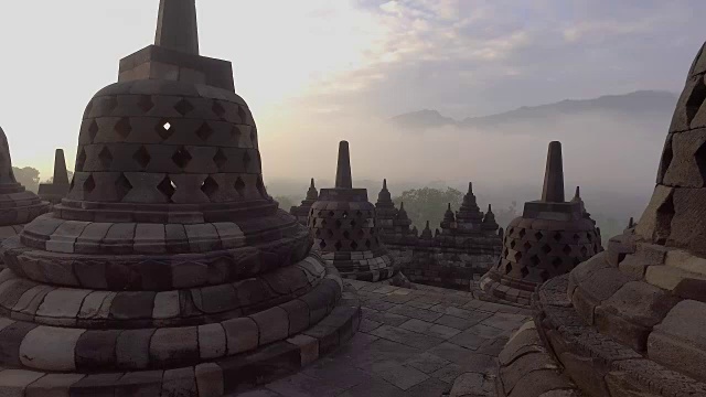 婆罗浮屠寺庙在日出，中爪哇，印度尼西亚。4K分辨率视频旅游宗教探索概念