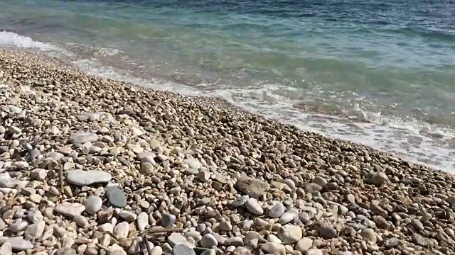 海浪冲击着海岸的卵石。