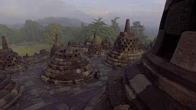 婆罗浮屠寺庙在日出，中爪哇，印度尼西亚。4K分辨率视频旅游宗教探索概念
