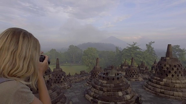 摄影师拍摄的照片婆罗浮屠寺，印度尼西亚4K分辨率视频旅游旅游度假探索概念
