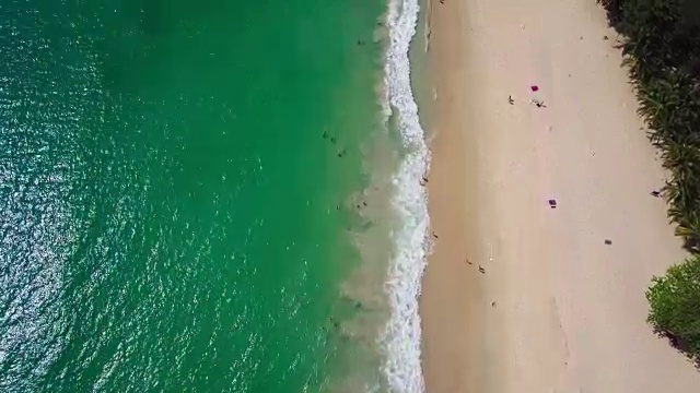 热带海滩上空飞行