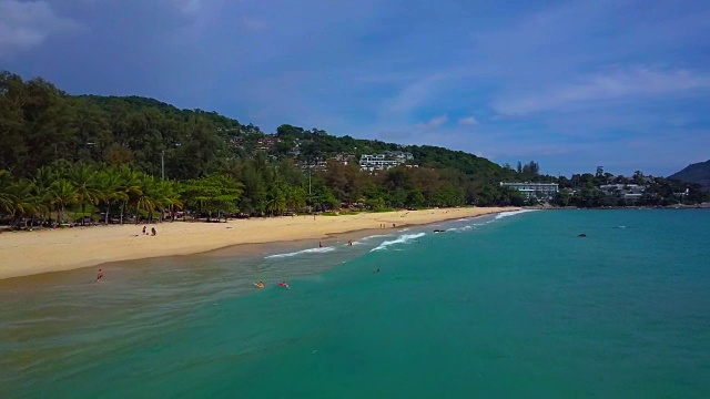 热带海滩上空飞行