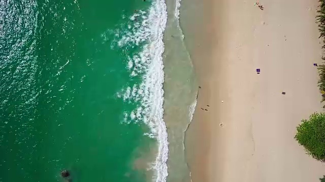 热带海滩上空飞行