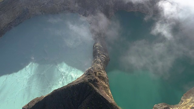 克里穆图三色火山口覆盖着薄雾清晨鸟瞰图