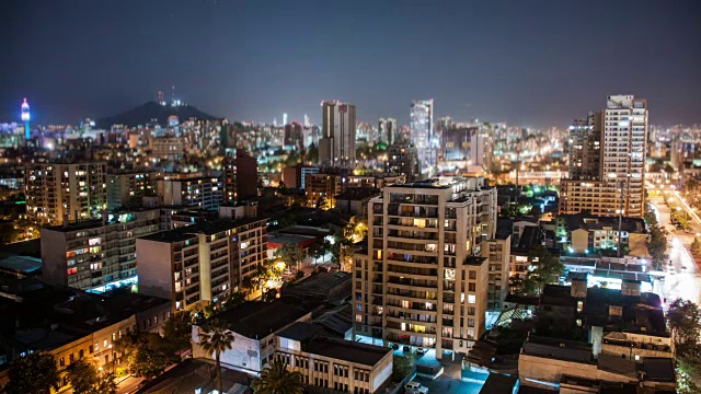 圣地亚哥在夜间时间推移倾斜移位