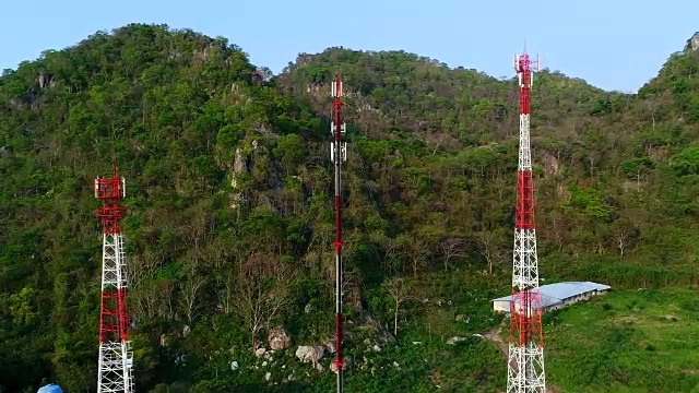 4k手机天线卫星在高山上空，由无人机拍摄。