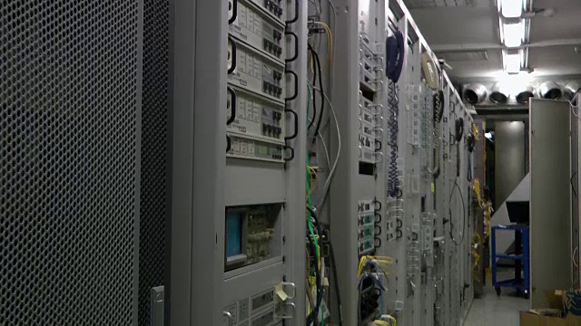 在电信服务器室内，向上倾斜