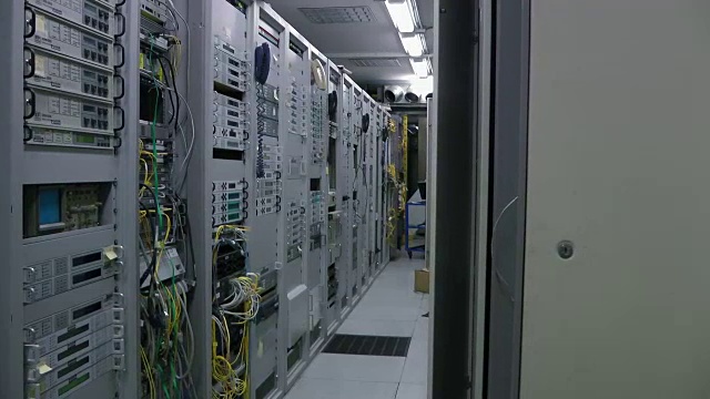 电信服务器室内，全景
