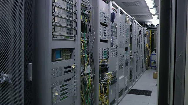 电信服务器室内，全景