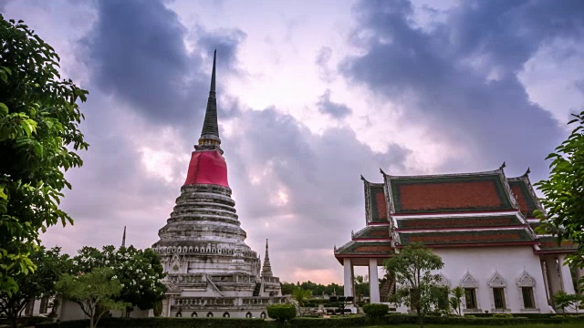时间流逝拍摄，云是移动在早上的寺庙在Phra Samut Chedi, Samutprakarn，泰国