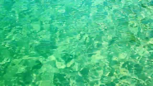 碧绿的海浪和海水在海滩上腐蚀夏天的背景。