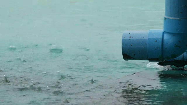 大的蓝色雨管，雨水顺着它排出去。热带降雨