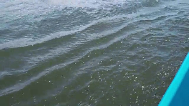 船边的波浪