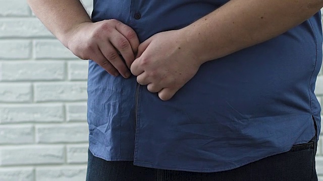 胖男人大肚子上扣不上衬衫，大码男人缺乏安全感