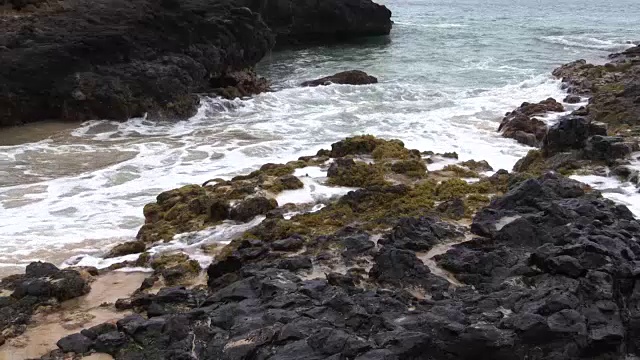 海浪冲击毛伊岛海岸