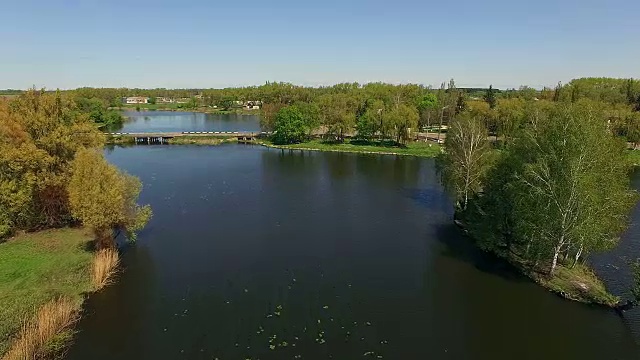 晴空映衬下的湖景