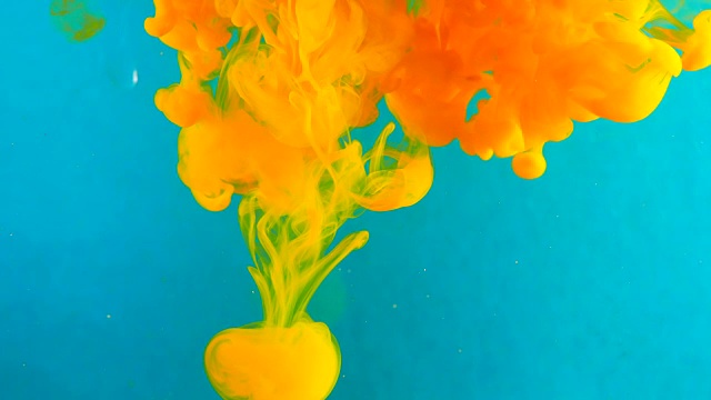 墨水在水里。黄色颜料与水反应，形成抽象的云。可以用作过渡，添加到现代垃圾项目，艺术背景，任何创造性扭曲