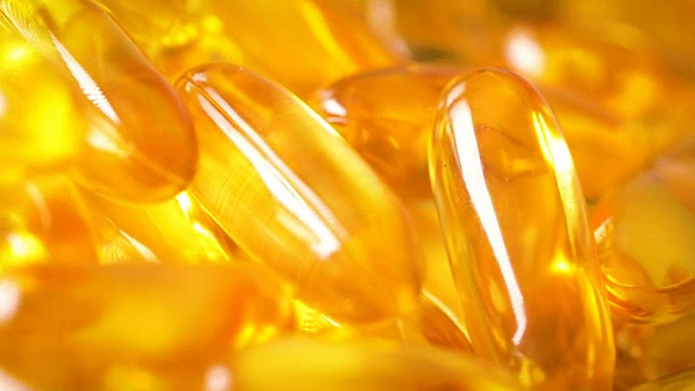 一种营养旋转鱼油，富含omega - 3补充维生素凝胶胶囊，4K Dci分辨率