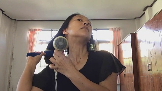 女人在吹头发