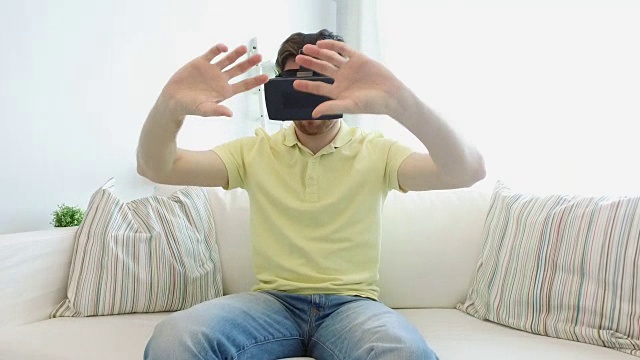 人在虚拟现实头盔玩游戏